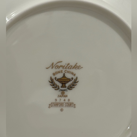 Noritake Dinner Plates 10.5" Stanford Court Seashell Gold Trimmed 9748- Set of 4 - Picture 4 of 4